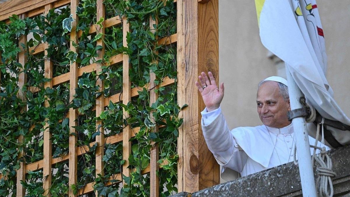 El Papa, desde el balcón de Villa Barberini, en Castel Gandolfo, saluda a la gente en la calle.