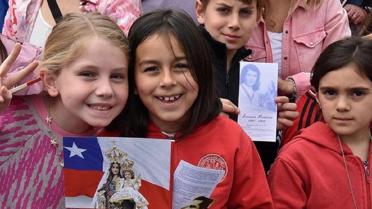 Niños en Santiago de Chile en septiembre de 2024 celebran a la Virgen del Carmen, con su estampa, y otra de la beata Laura Vicuña