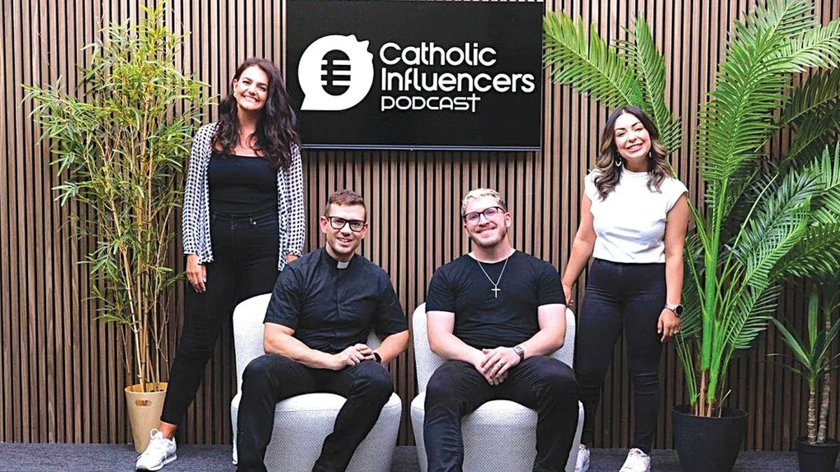 Rob Galea, Jessica Bond, Claire Forbes y Augie Angrisano, presentadores de Catholic Influencers Podcast.