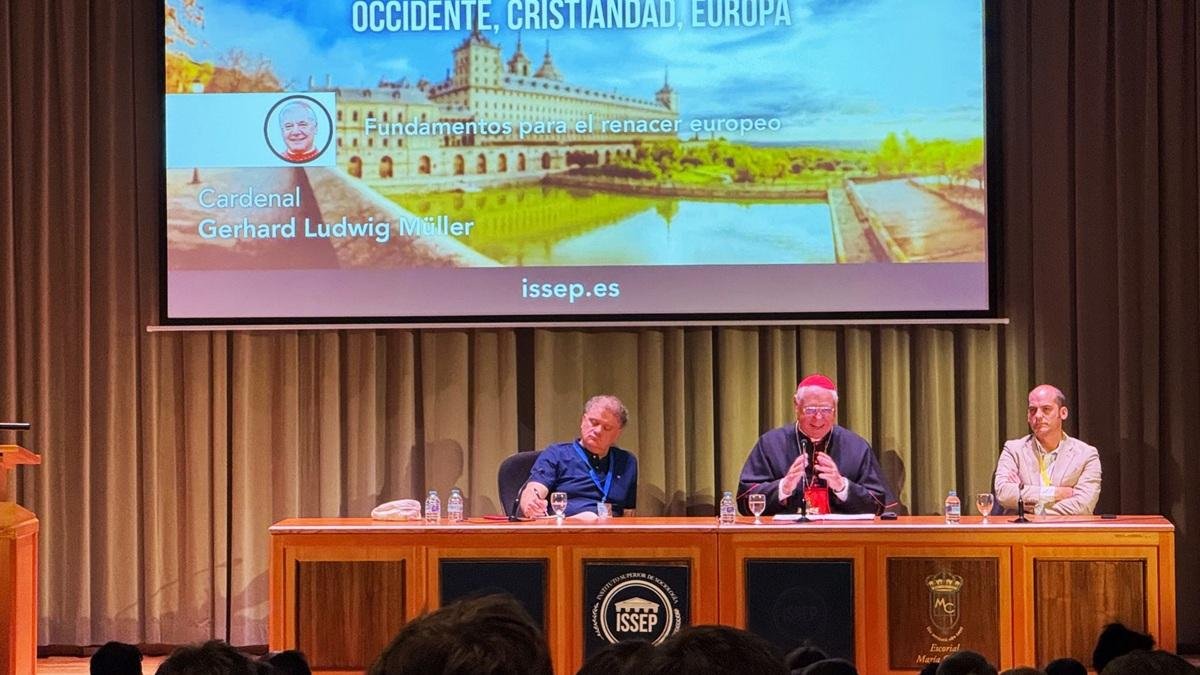 El cardenal Gerhard Ludwig Müller, en el cierre de curso del ISSEP.