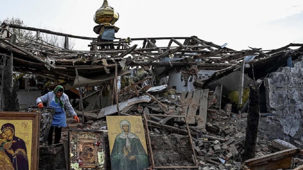 Feligreses rescatan iconos de la iglesia destrozada de Komyshuvakha, al sur de Ucrania, en la Cuaresma de 2023