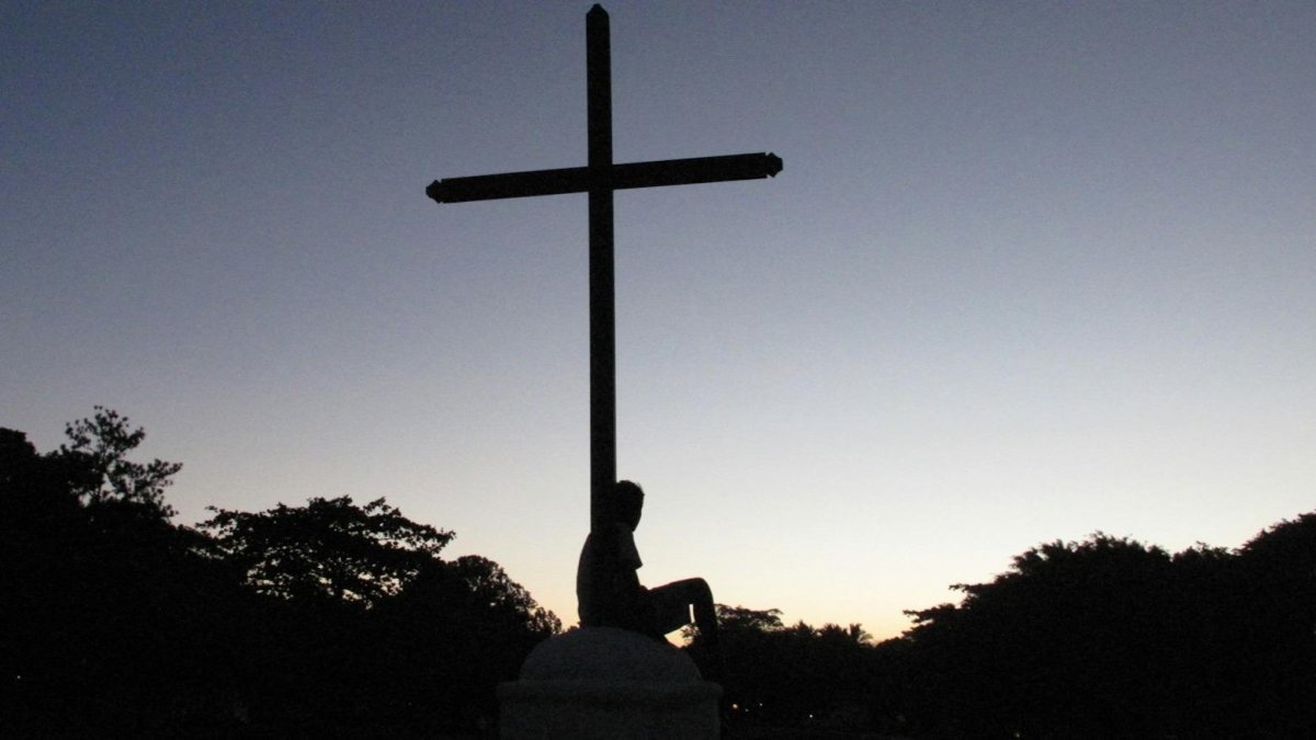 A los pies de la cruz.