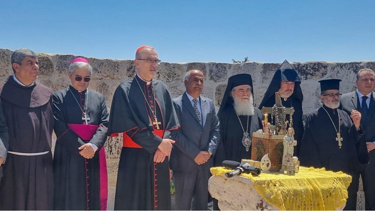 El Patriarca latino Pizzaballa, el Patriarca griego Teófilo, representantes armenios y siríacos, en Taybeh, el 14 de julio, tras los primeros ataques