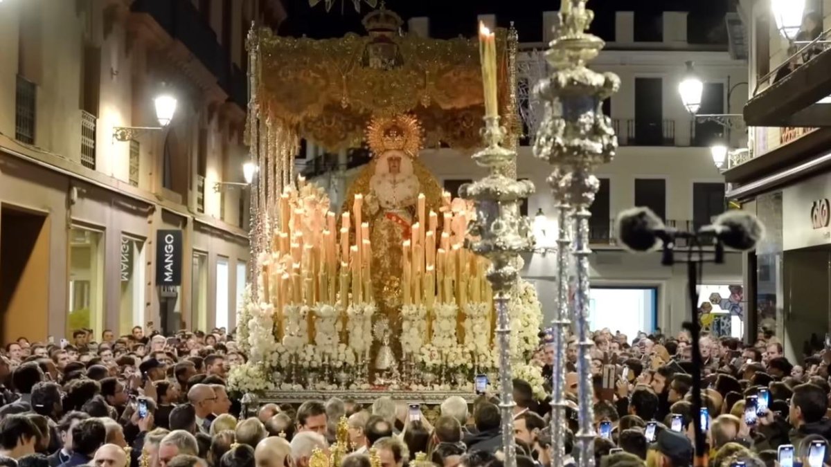 La Esperanza Macarena, en procesión por las calles de Sevilla.