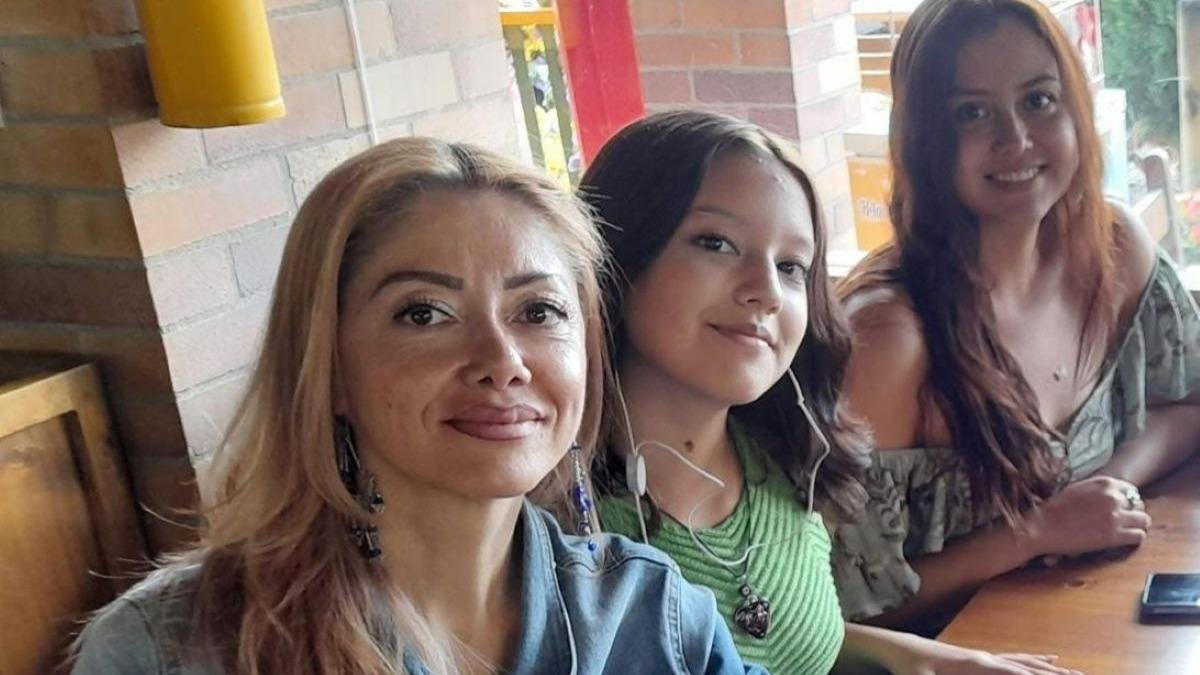 Claudia Marcela, con sus dos hijas; tiene también un chico.
