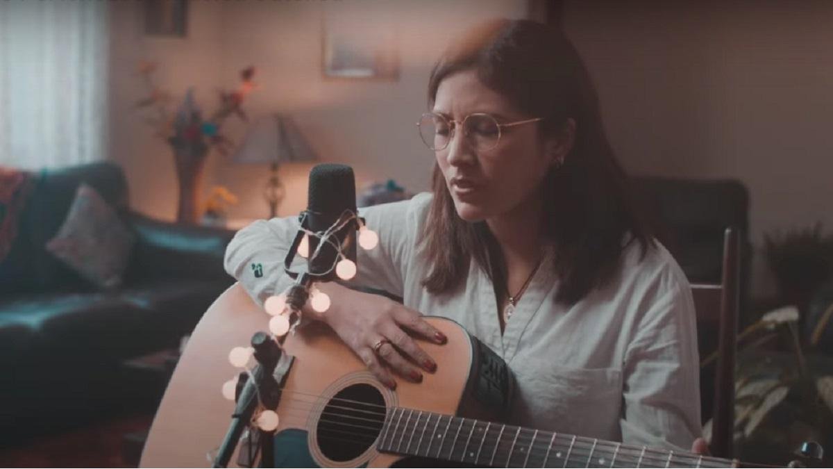 Nathalí Paredes Lozano canta su tema de adoración Te Pertenezco, que ganó un Catholic Music Award de 2025.