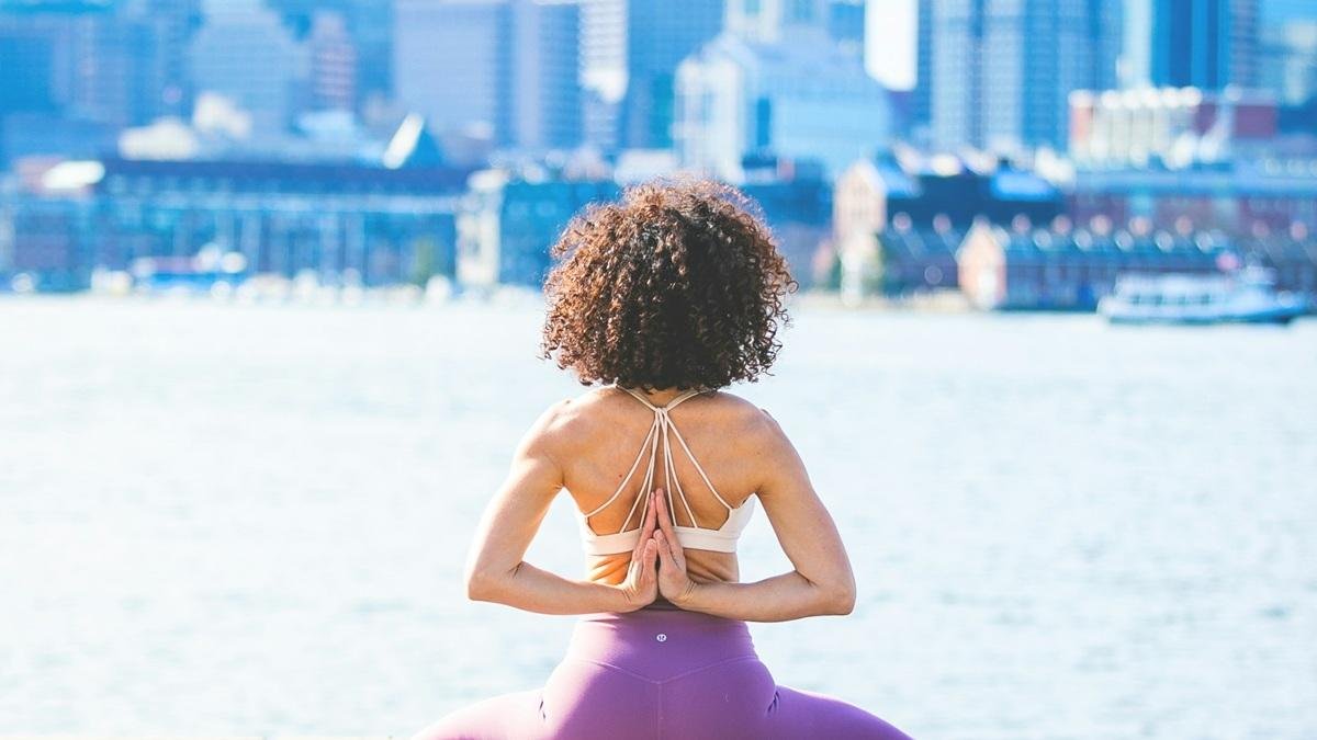 Una mujer practicando yoga.