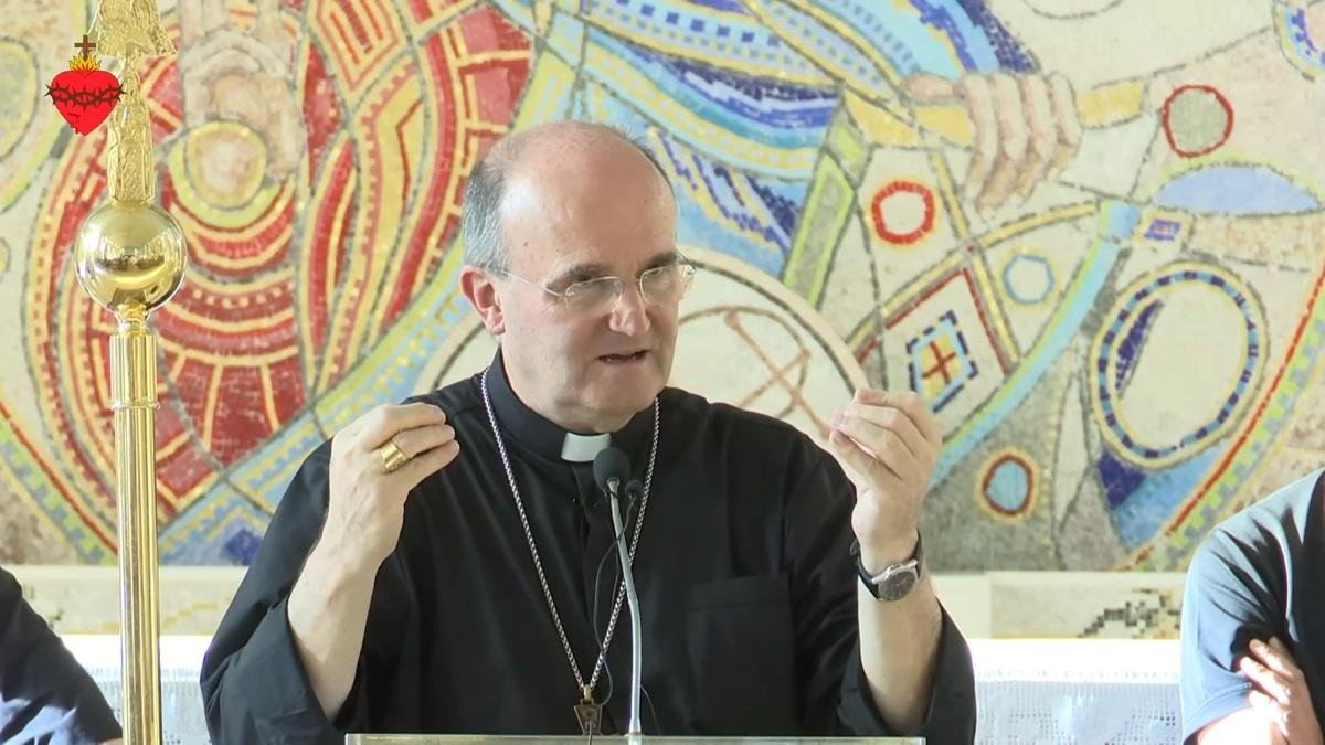 El obispo Munilla con jóvenes del Camino Neocatecumenal.