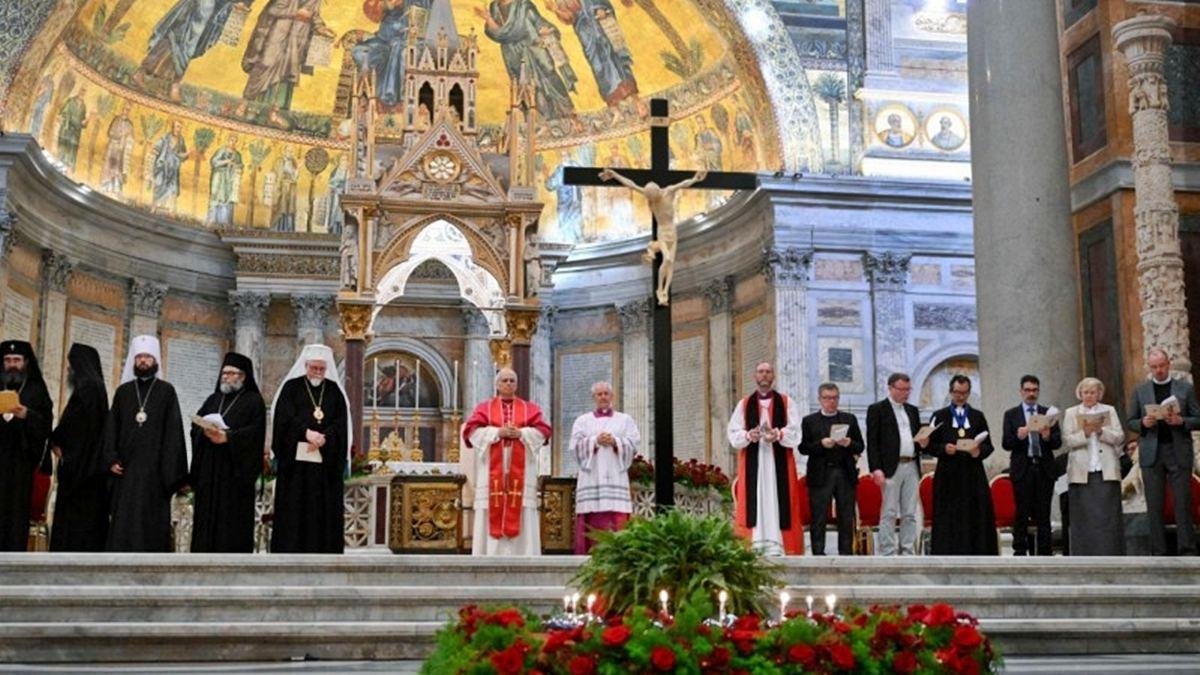 En la basílica de San Pablo Extramuros, representantes de las comunidades ortodoxas y protestantes flanquearon al Papa en recuerdo de los mártires.