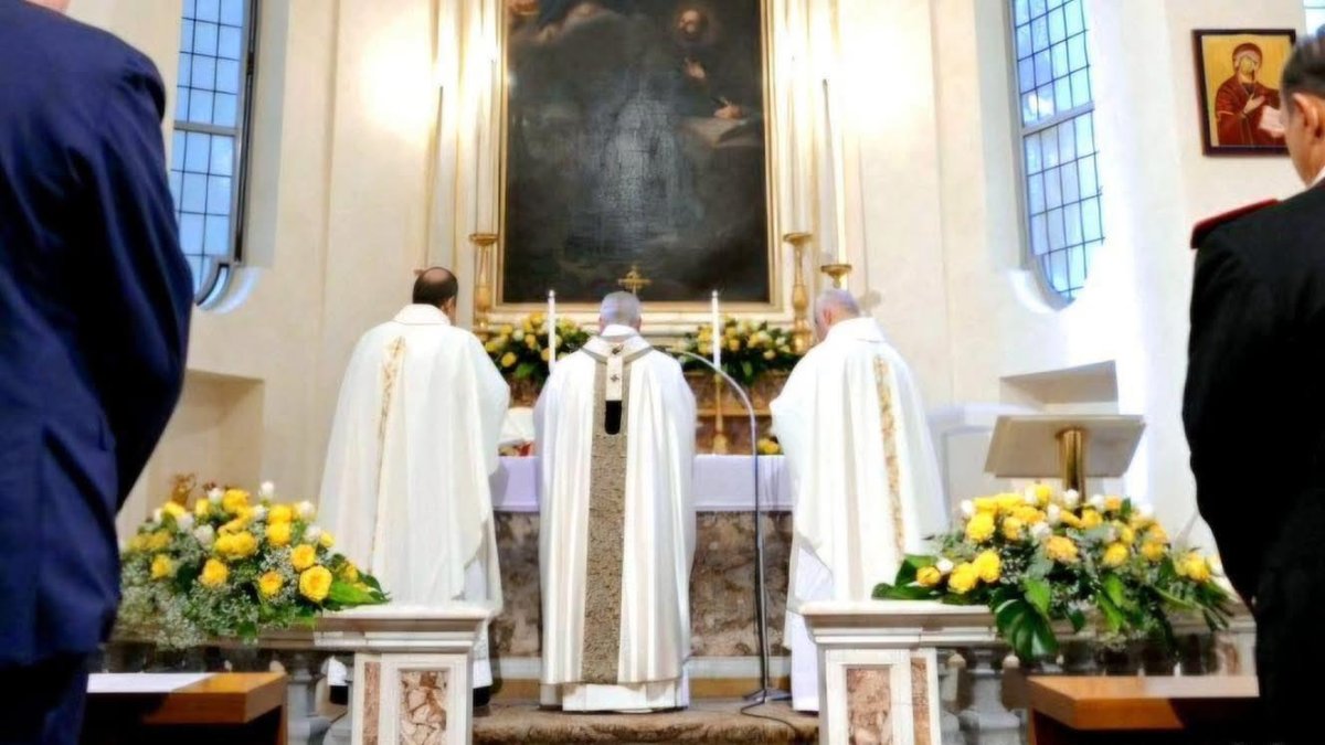 León XIV celebró la misa nueva, aunque 'ad orientem' por la ubicación del altar, el pasado 15 de julio en la capilla de los Carabineros en Castel Gandolfo.