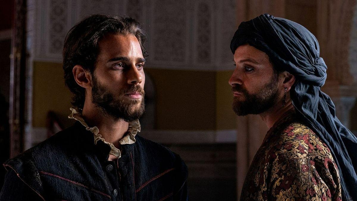Miguel de Cervantes (Julio Peña) y Hasán Bajá (Alessandro Borghi), en 'El cautivo' (2025) de Alejandro Amenábar, quien sugiere entre ambos una relación homosexual.