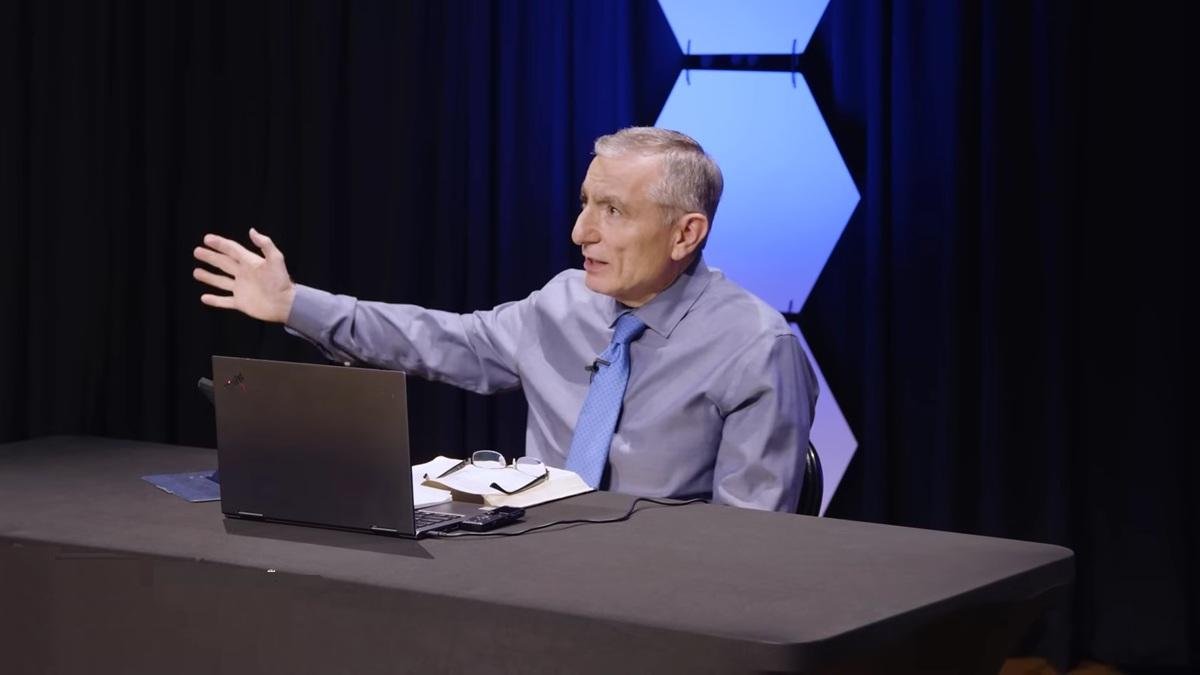 James M Tour, durante una de las grabaciones de su podcast en YouTube.