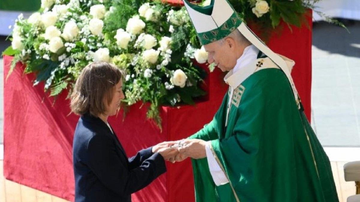El Papa león XIV entrega una cruz a una catequista en el Jubileo de los Catequistas