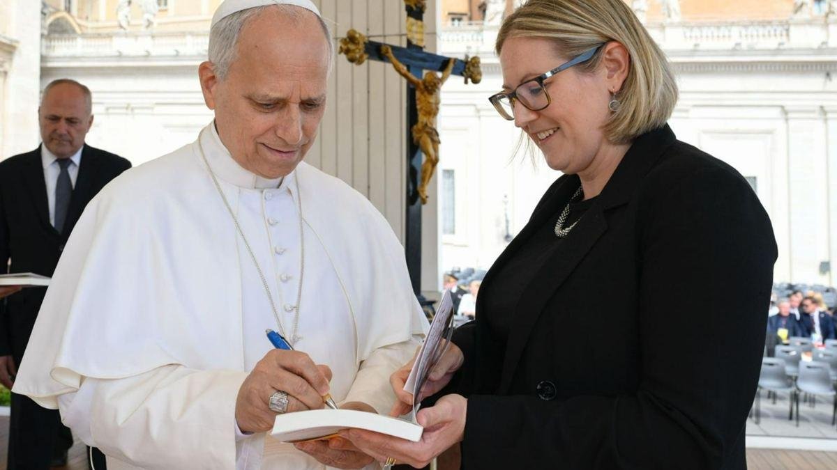 León XIV firma para Elise Ann Allen el libro-entrevista que hizo con ella.