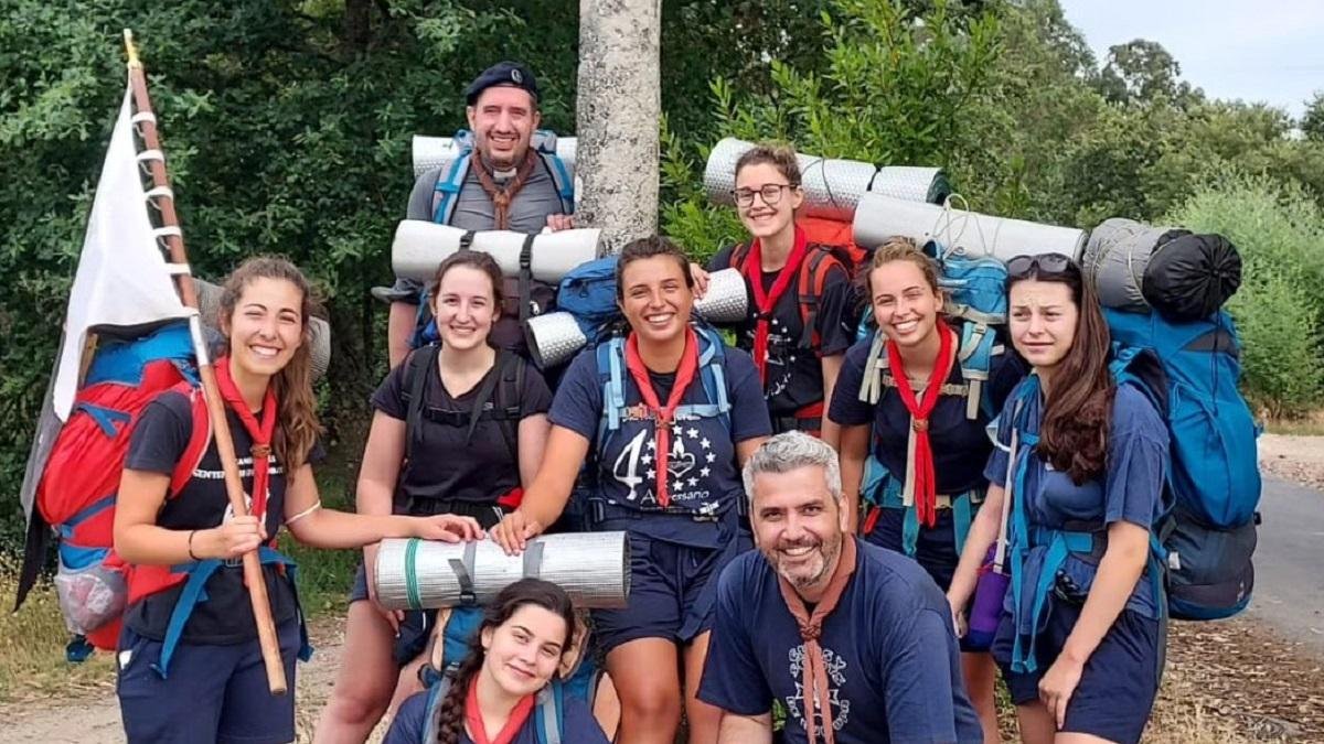 Abraham Cruz, de gris con pañoleta y alzacuellos, acompaña a un grupo de Guías de Europa en febrero de 2024