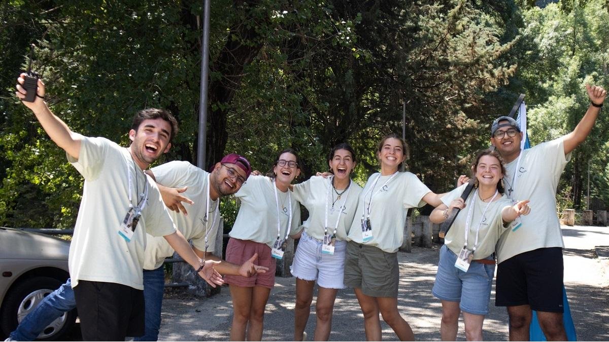 Catequistas y monitores de LifeTeen en el campamento de verano de 2025; usan  materiales de diseño profesional