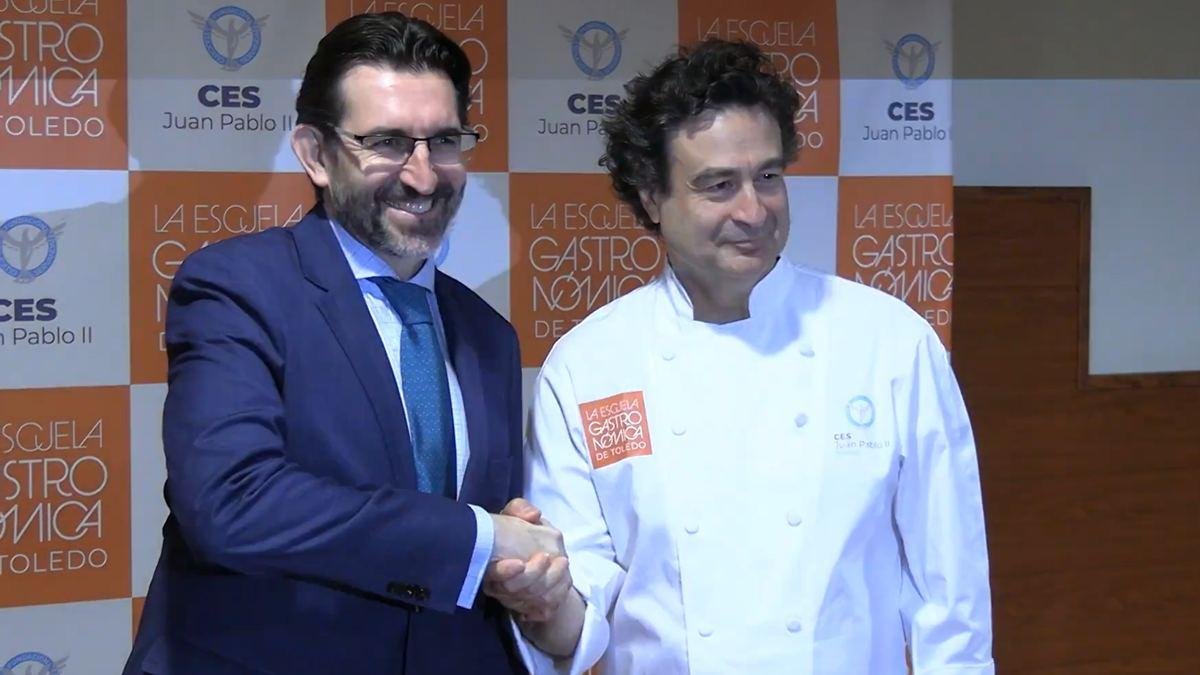 Juan Carlos Corvera, presidente de la Fundación Educatio Servanda, y el chef Pepe Rodríguez, en la Escuela Gastronómica de Toledo, que albergará la XI Cena Benéfica de los Premios Educatio.