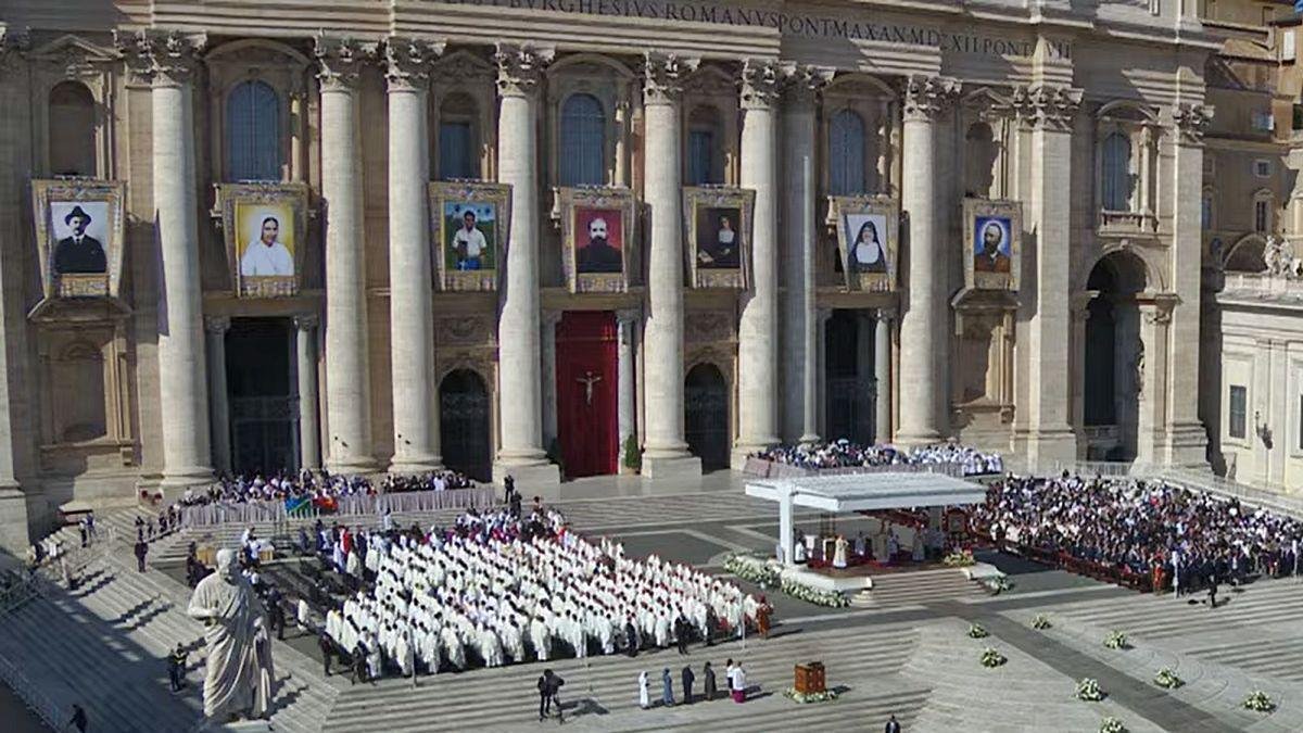 Los siete nuevos santos presidieron con su retrato la misa donde fueron proclamados.