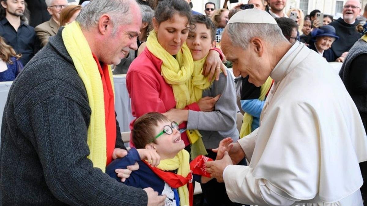 León XIV subrayó el impacto de la Resurrección destruyendo los fundamentos de la tristeza y la desesperanza. En la imagen, saluda a una familia tras la audiencia general de este miércoles.