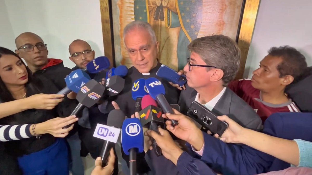 Armelim de Sousa, vicario general de la archidiócesis de Caracas, durante una comparecencia ante la prensa para informar de la suspensión de la misa.