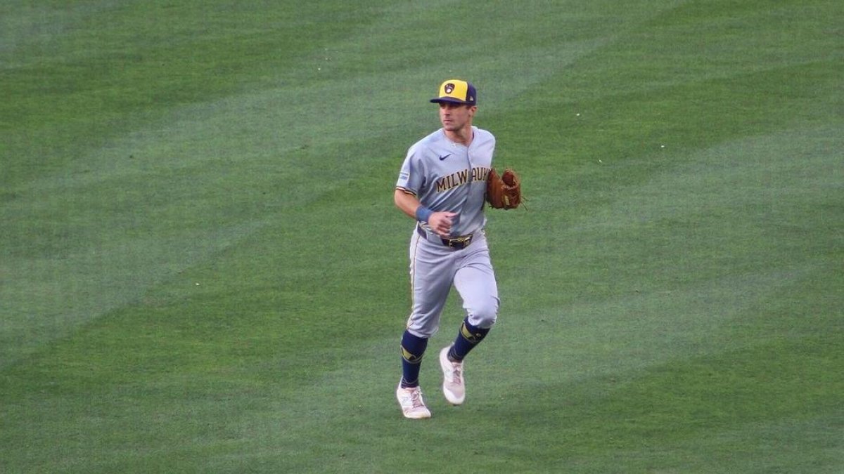 Salvatore Frelick, estrella de los Milwaukee Brewers, con su cruz visible al cuello.