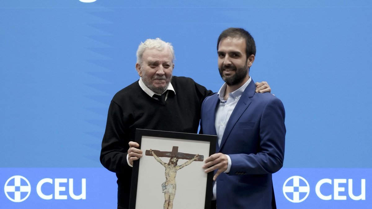 Kiko Argüello recibió el premio de manos de Juan Cadarso, redactor de ReligiónEnLibertad.