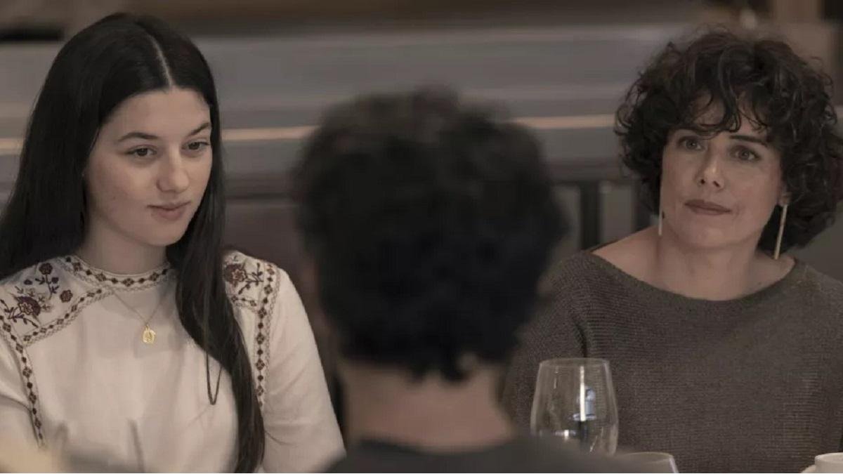 La joven Ainara y la tía Maite en Los Domingos: el obispo Munilla cree que la mayor, fracasada en amores, envidia con rencor el amor puro de la muchacha; la película suscita mil conversaciones