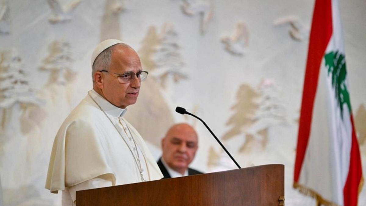 León XIV se dirige a las autoridades libanesas en su primer día de estancia en el país, ante la mirada del presidente Joseph Aoun.