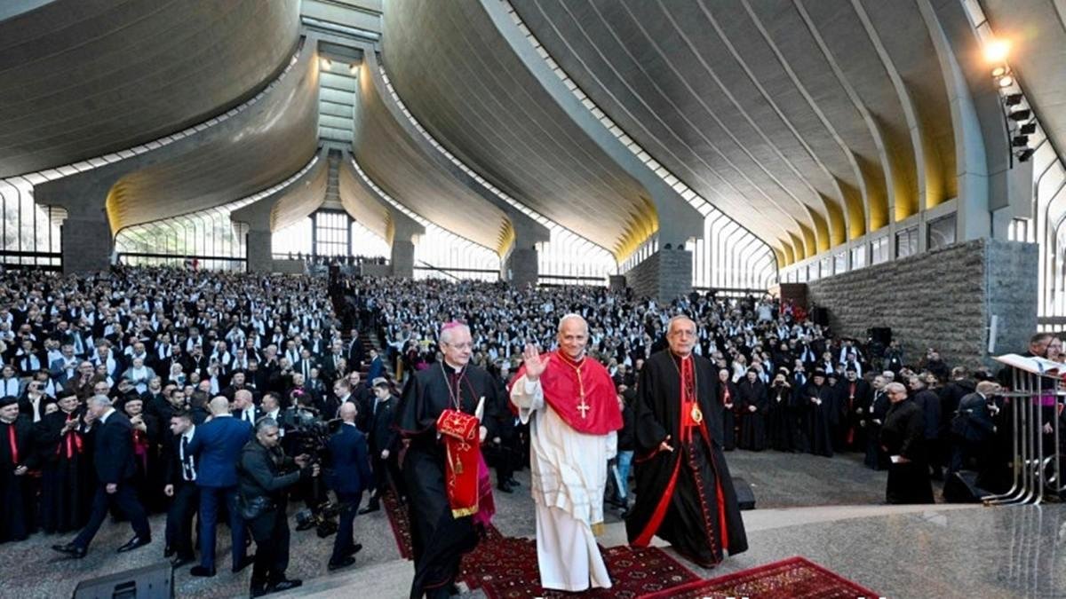 León XIV en el santuario mariano de Harissa, abarrotado de libaneses que recibieron con gran calor al Papa.