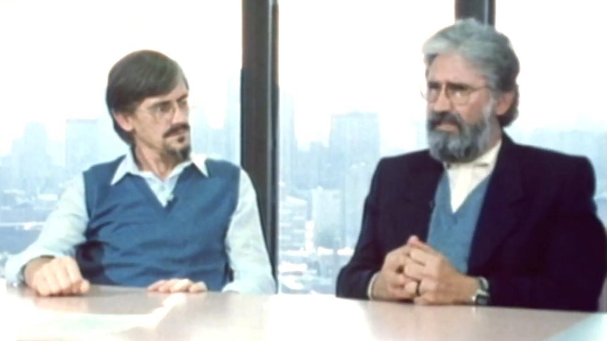 Clodovis (a la izquierda de la foto) y Leonardo Boff, en una entrevista para la televisión de Montreal en 1988, cuando ambos compartían la teología de la liberación, que luego Clodovis abandonó.
