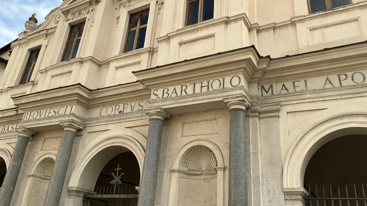 La fachada de la basílica de San Bartolomé en la Isla Tiberina de Roma.