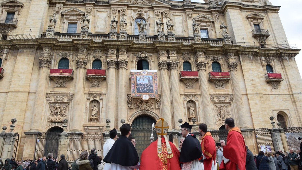 Al finalizar, la fachada de la Catedral lucía el tapiz de la beatificación.