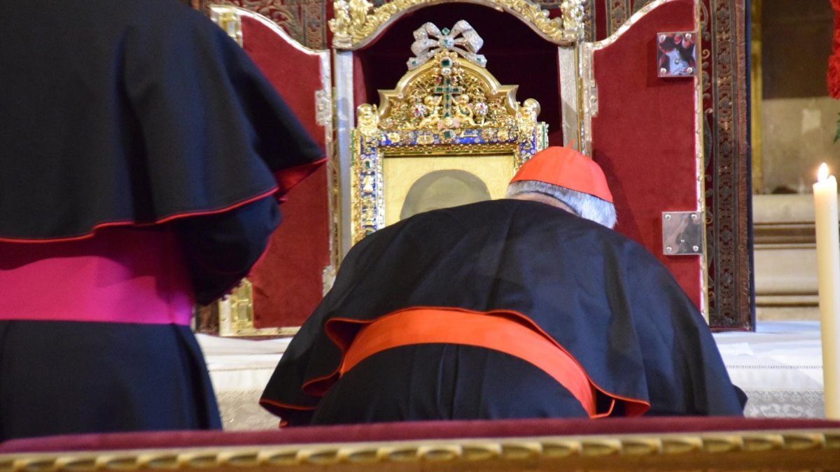El cardenal Marcello Semeraro, este sábado, venerando el Santo Rostro de Jaén. Diócesis de Jaén.