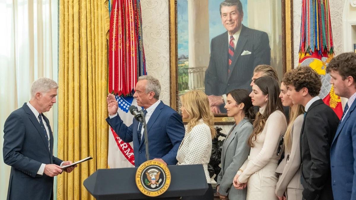 Robert F. Kennedy Jr, secretario de Salud y Servicios Humanos, formula sus propuestas para prohibir los cambios de género. En la imagen, durante la jura del cargo como secretario del departamento.