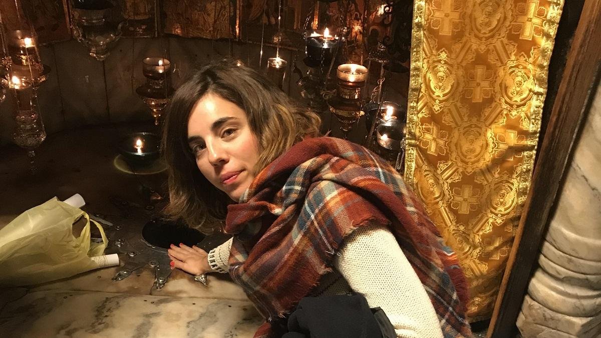 Rosa Vera en la gruta de Belén en 2017, el día que sintió la presencia de Dios; la estrella marca el lugar tradicional del nacimiento de Jesús