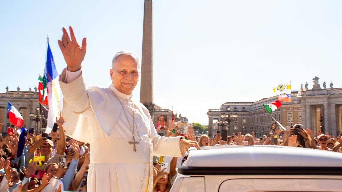 León XIV saluda a la multitud durante uno de los actos del Jubileo que se ha celebrado en 2025.