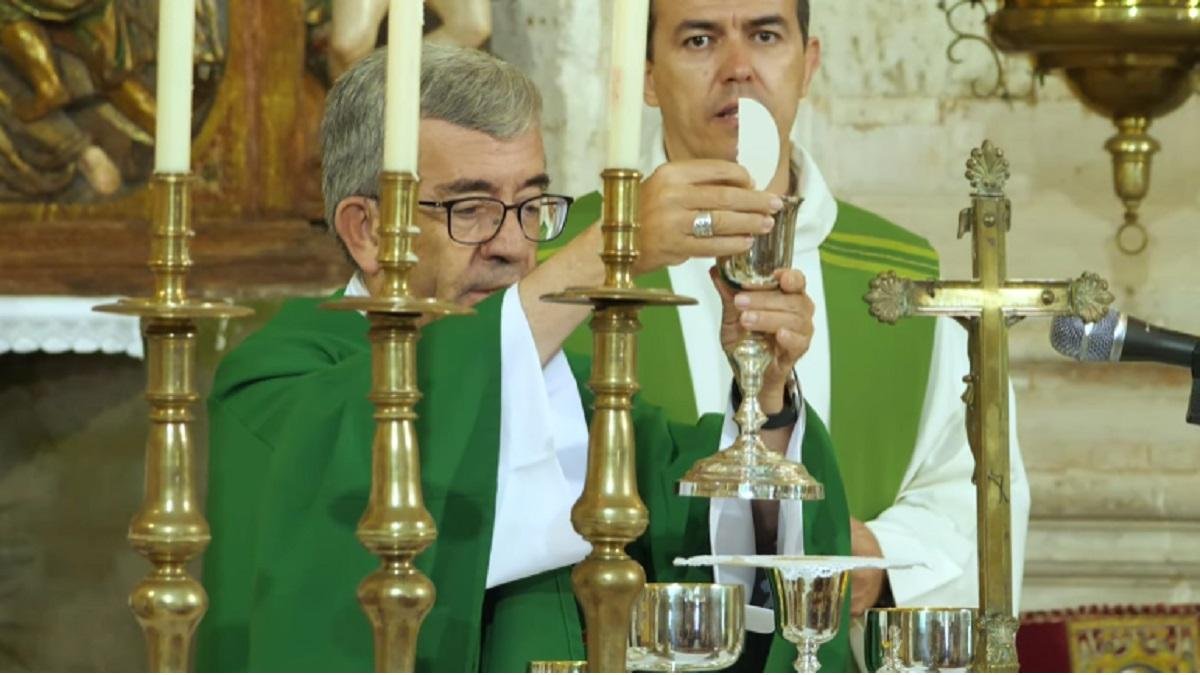 Luis Argüello en misa en 2024 en la clausura del Observatorio de lo Invisible, en la iglesia de la Santa Espina