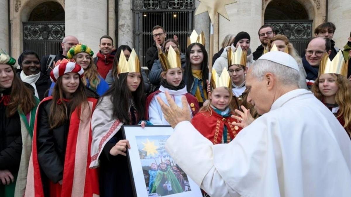 El ambiente navideño se percibió en distintos grupos que saludaron al Papa tras la audiencia general.