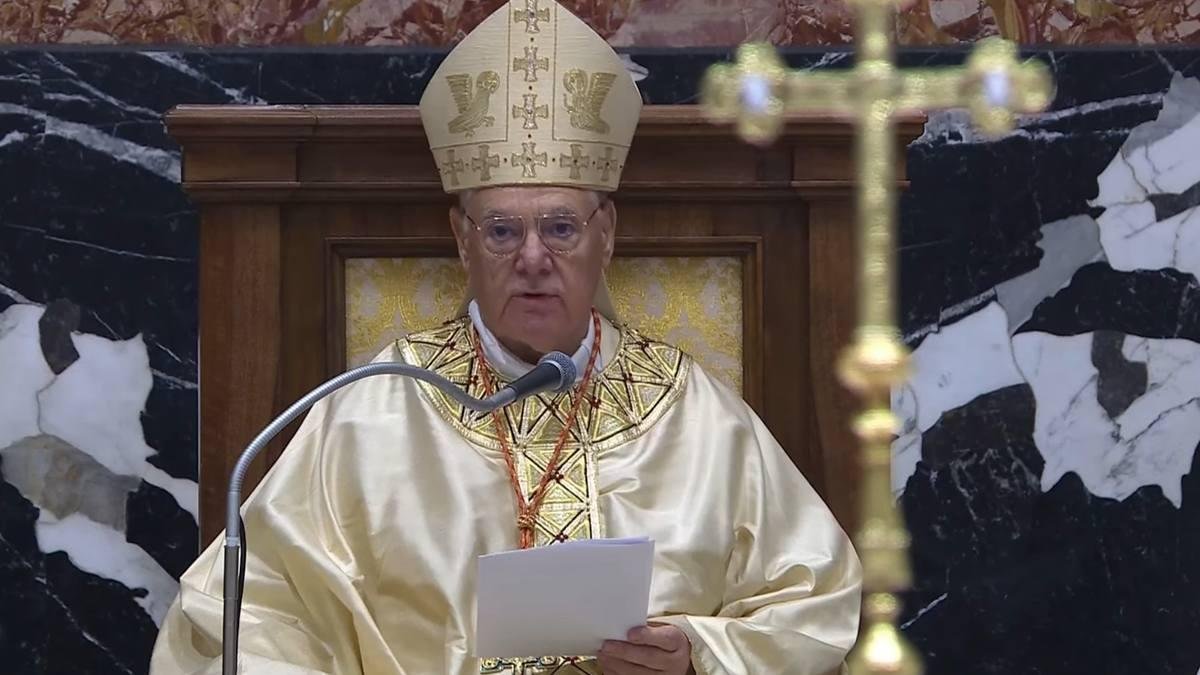 El cardenal Gerhard Müller, durante la homilía en la que describió el servicio intelectual y magisterial prestado por Joseph Ratzinger a la Iglesia.