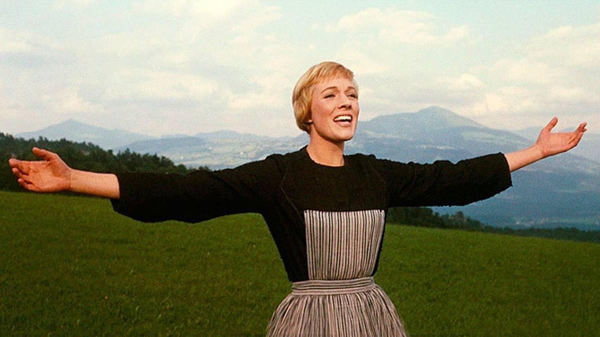 Julie Andrews, en el papel de María von Trapp, en uno de los números musicales de 'Sonrisas y lágrimas'.