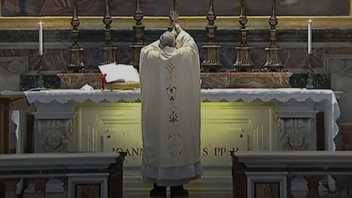 Francisco celebró varias veces misa 'ad Orientem', como en la imagen, el 18 de mayo de 2020, en el centenario del nacimiento de San Juan Pablo II, en el altar dedicado en la basílica de San Pedro.