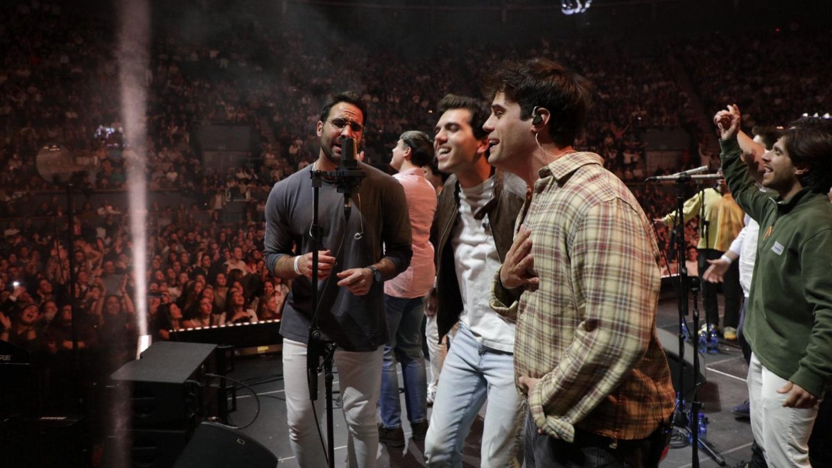 Uno de los coros de Hakuna en uno de sus conciertos en España, donde es muy popular entre las familias católicas y en redes