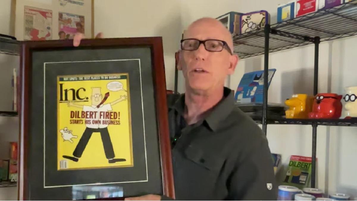 Scott Adams, con su personaje Dilbert, repasa portadas y curiosidades un año antes de morir
