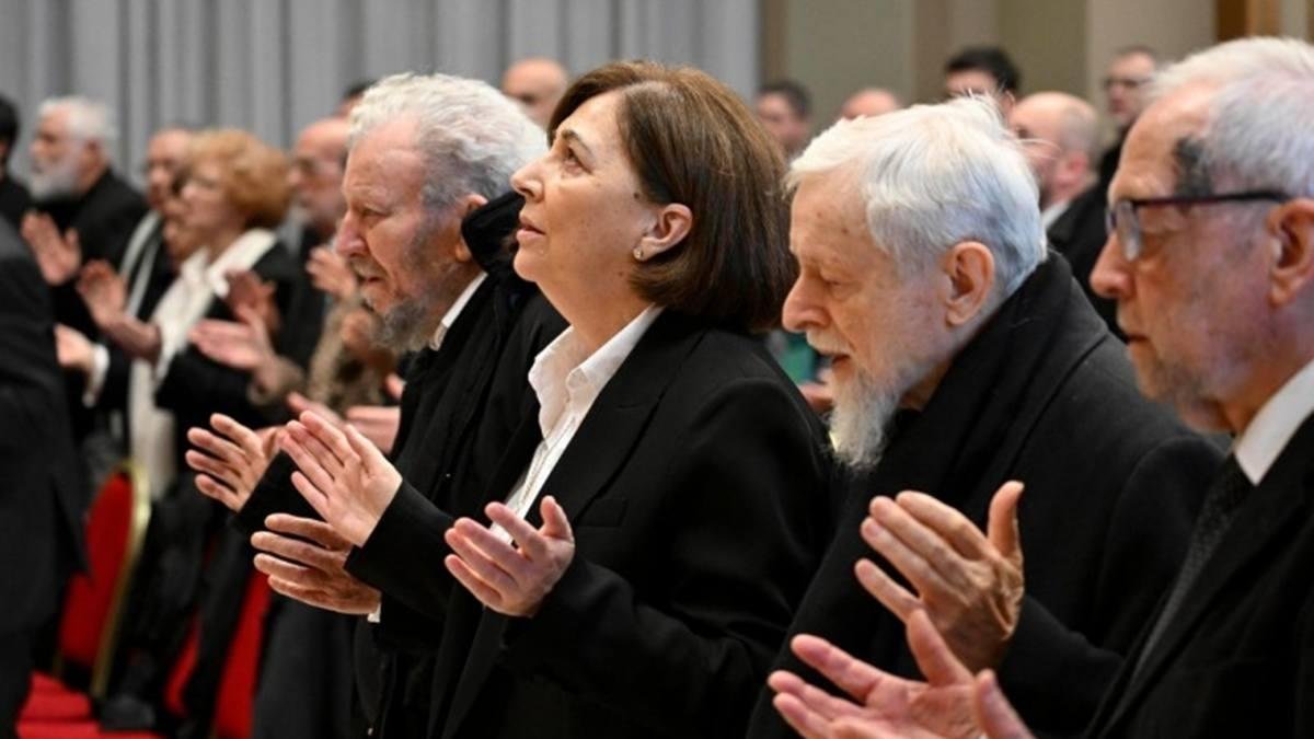 De izquierda a derecha en la foto: Kiko Argüello, Ascensión Romero y el padre Mario Pezzi rezan junto con el Papa León XIV.
