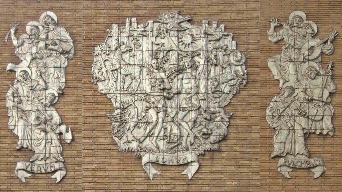 Representaciones de Verum, Bonum y Pulchrum, obra de 1938 de la escultora Suzanne Nijs para la fachada de los antiguos estudios de la cadena KRO en Hilversum (Países Bajos).