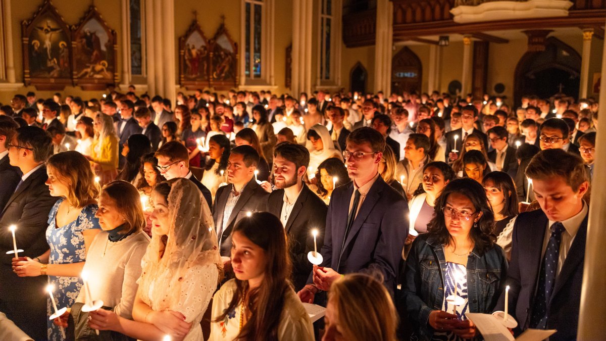 En Notre Dame hay capillas en cada residencia y más de 150 misas semanales.