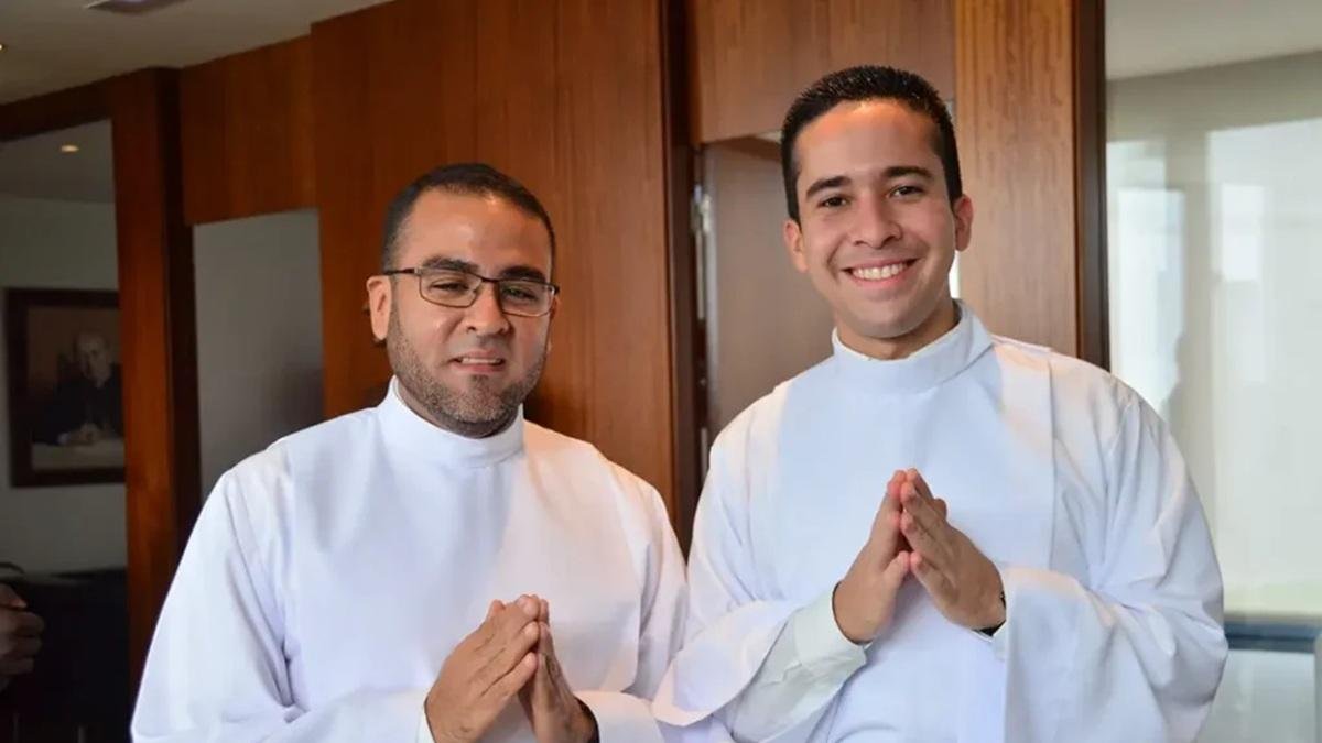 Dos futuros sacerdotes jóvenes antes de ordenarse.