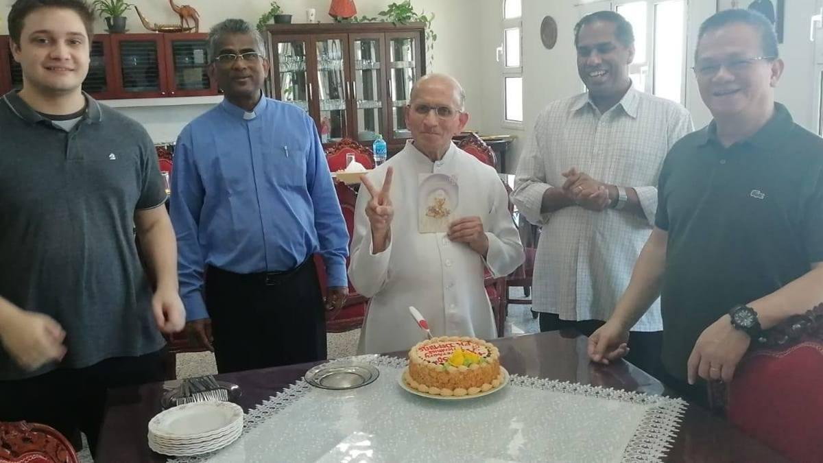 En el centro de la imagen, el padre Dominic Santamaría, de origen indio, toda una institución en el Golfo Pérsico.