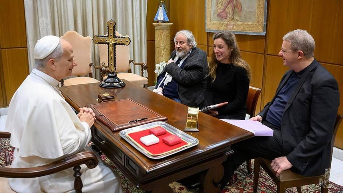León XIV recibe, de izquierda a derecha en la foto, a Martin Brüske, Franziska Harter y Bernhard Meuser.