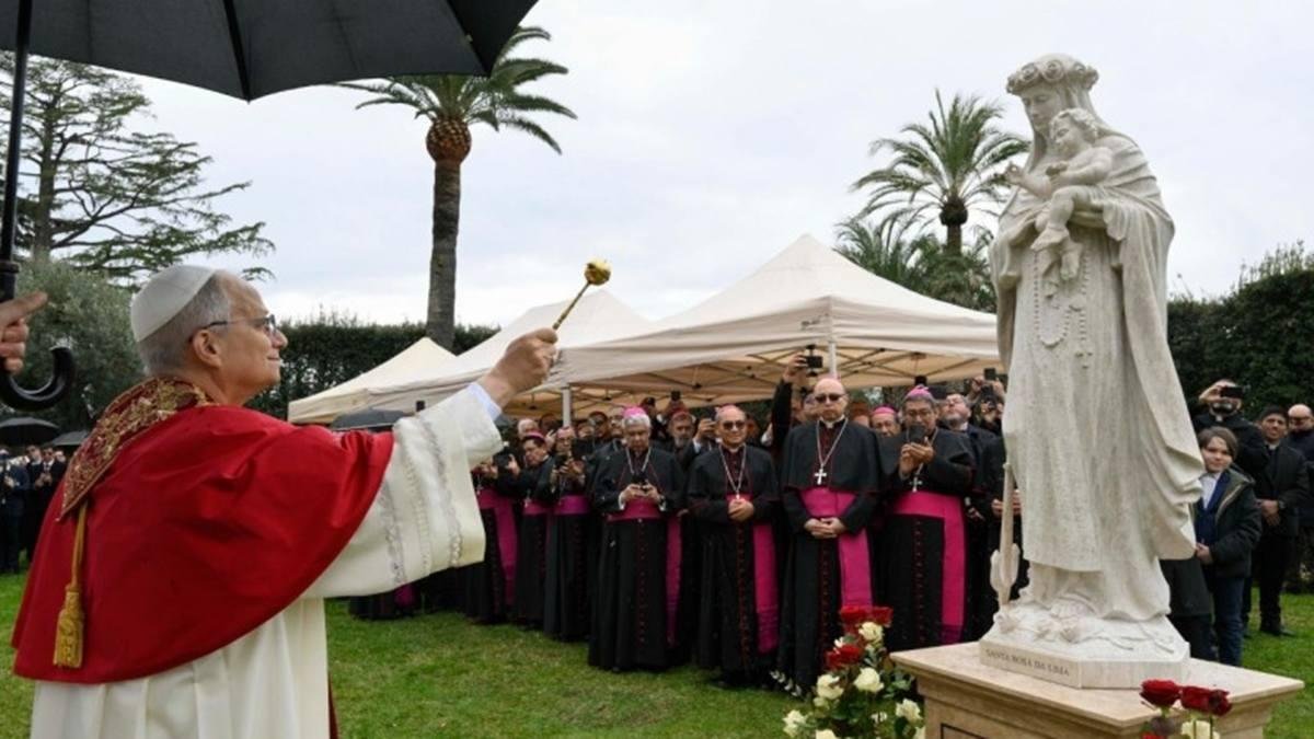 León XIV bendice la estatua de Santa Rosa de Lima inaugurada en los Jardines Vaticanos.